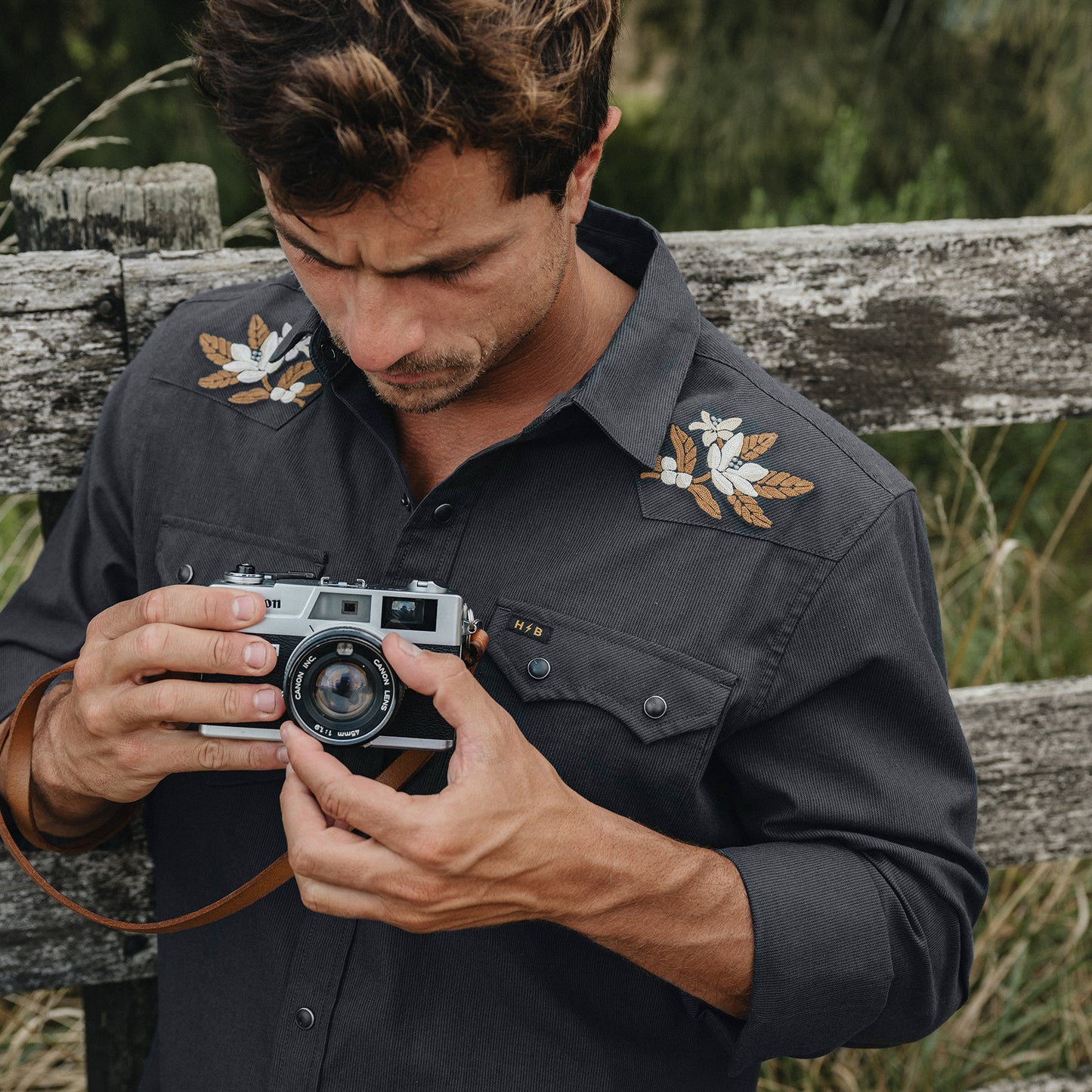 Crosscut Deluxe Snapshirt - Orange Blossoms : Antique Black - View 2